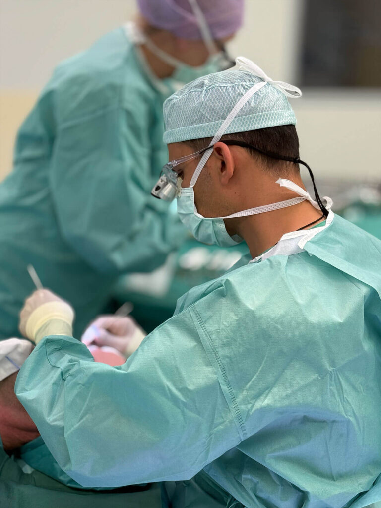 Dr. Emmanouil Nichlos während einer Brustoperation mit Lupenbrille im OP