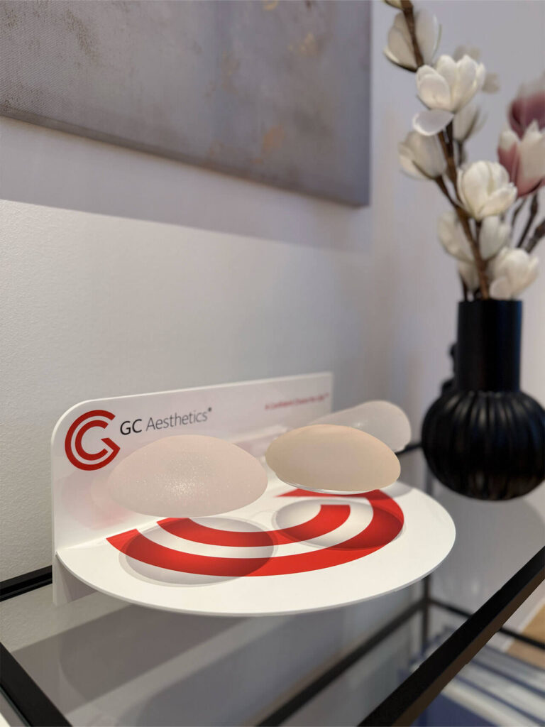 Brustimplantat-Modelle von GC Aesthetics in der Praxis Dr. Emmanouil Nichlos Frankfurt